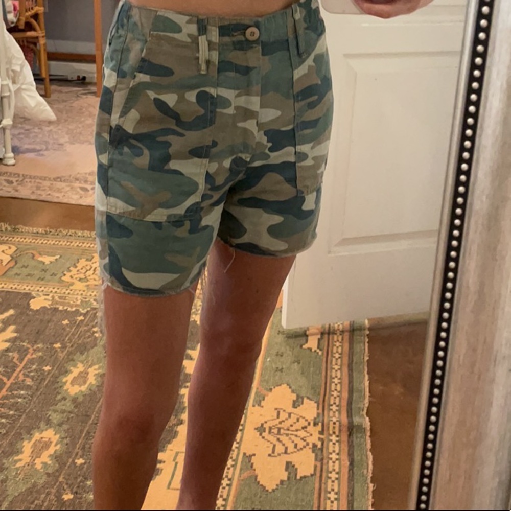 MOTHER The Shaker Chop Short in Camo